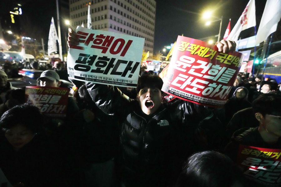 Vor dem Parlament in Seoul forderten Demonstranten Präsident Yoon zum Rücktritt auf.