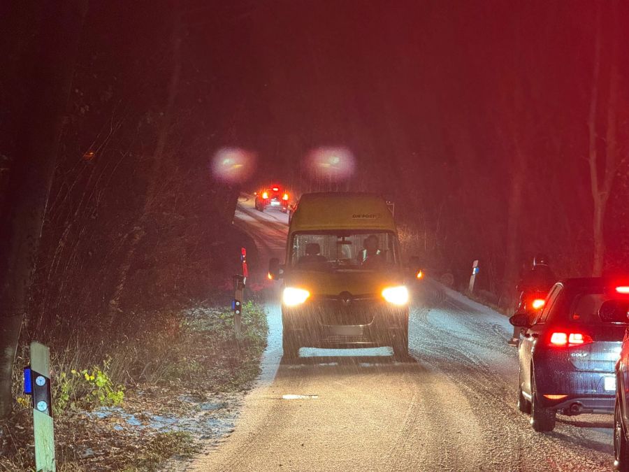 Die Autos kämpften sich durch den Schnee.