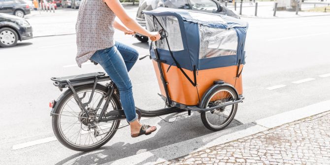 Cargobike Frau Strasse