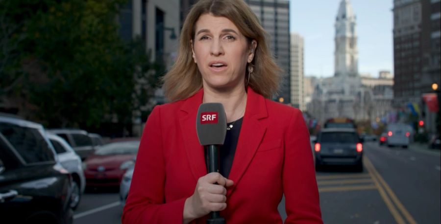 Viviane Manz trägt in Philadelphia (Pennsylvania) in der «Tagesschau» von SRF einen roten Blazer.