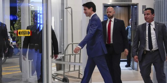 Der kanadische Premierminister Justin Trudeau geht durch die Lobby des Delta Hotel by Marriott in West Palm Beach. Justin Trudeau