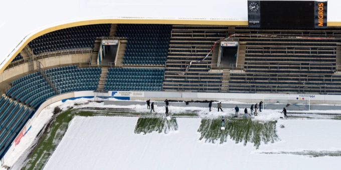 Zahlreiche Helfer schieben den Schnee vom Spielfeld der Swissporarena am Samstag. FC Luzern