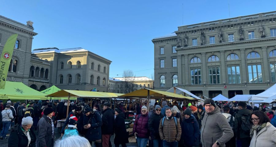 Die Stimmung ist fröhlich und alle haben gute Laune.