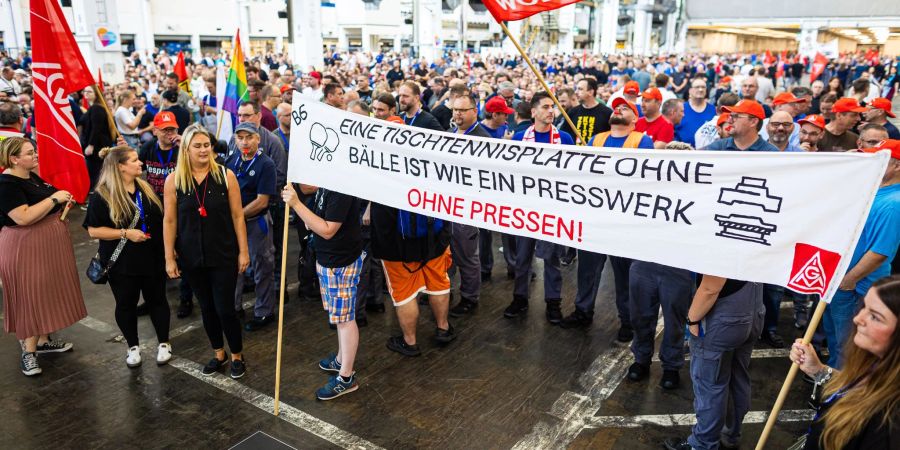 Auf der Betriebsversammlung protestieren VW_Beschäftgigten gegen die SPrpläne des Konzerns.