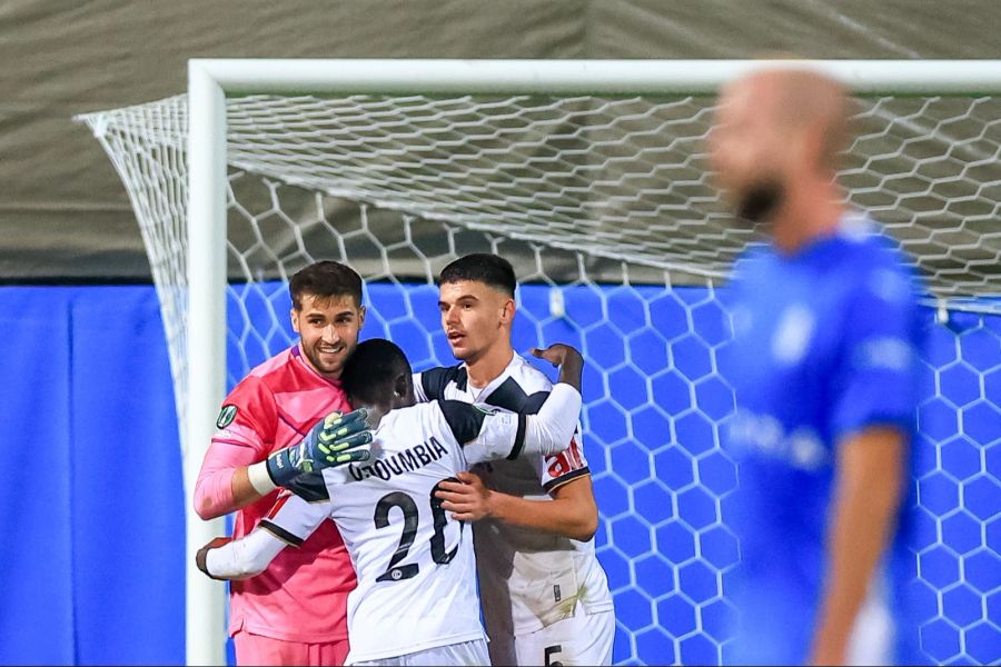 Keeper Amir Saipi hält zwei Elfmeter und avanciert so zum Matchwinner.