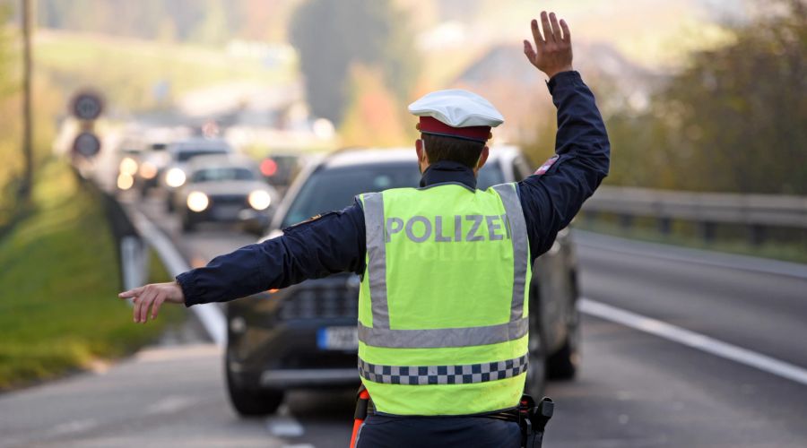 Sollte die Lenkerin oder der Lenker mit dem Auto in eine Polizeikontrolle kommen, werde abgeklärt, woher die Schäden stammen. Und ob diese die Betriebssicherheit gefährden. (Symbolbild)