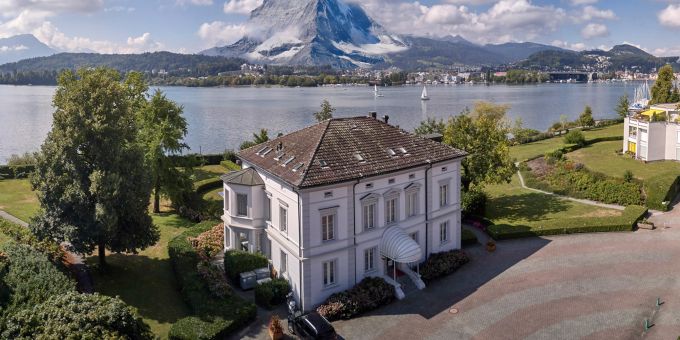 Das legendäre Bergrestaurant Chez Vrony aus Zermatt kommt vom 6. November 2024 bis 2. Februar 2025 zum zweiten Mal nach Luzern. Chez Vrony