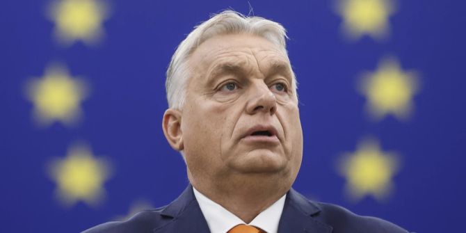 viktor orbán vor euflagge