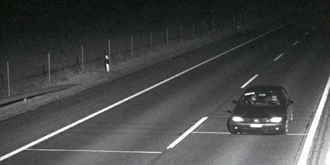 Im aktuellen Fall kann sich der verurteilte Raser über ein mildes Urteil freuen. (Symbolbild) Raser Auto Autobahn