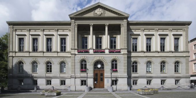 Die Streichung einer Massnahme aus dem Entlastungspaket hat der Glarner Regierungsrat an seiner Sitzung beschlossen. Rathaus in Glarus