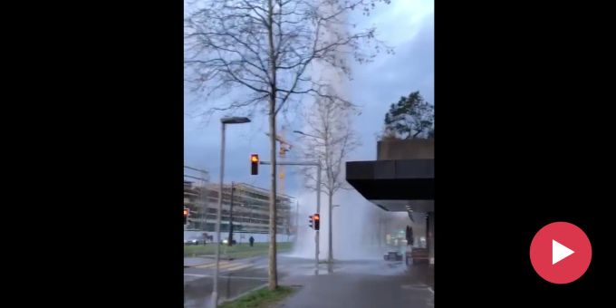 Der Hydrant an der Haltestelle Leutschenbach wurde bereits im März 2023 von einem Auto umgefahren.(Archivbild) Lastwagen fährt in Hydranten