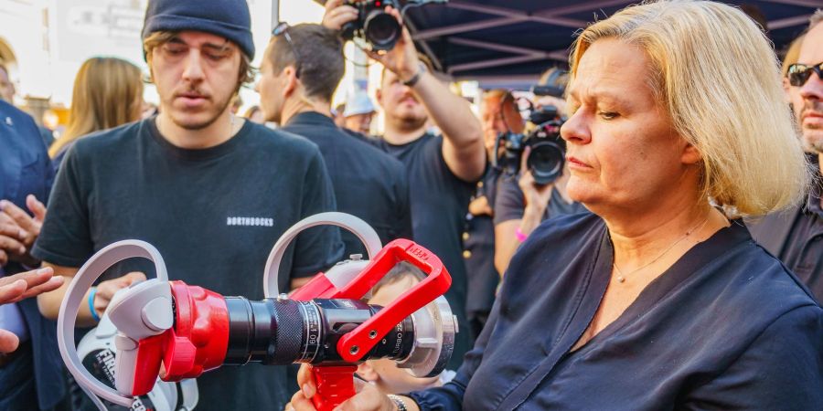 Nancy Faeser (SPD) bei dem zweiten Bevölkerungsschutztag von Bund und Ländern in Wiesbaden. Hier konnten sich Bürgerinnen und Bürger über gute Krisenvorsorge und Engagement im Ehrenamt informieren.