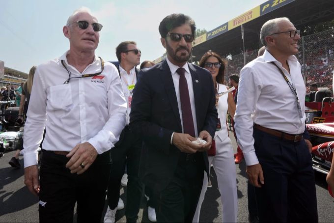 Liberty-Boss Greg Maffei, FIA-Präsident Mohammed Ben Sulayem und Formel-1-CEO Stefano Domenicali. Mohammed Ben Sulayem FIA