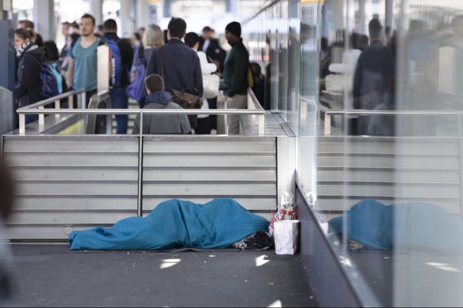 Trotz der kalten Temperaturen schlafen viele obdachlose Personen draussen. Das hat viele Gründe.