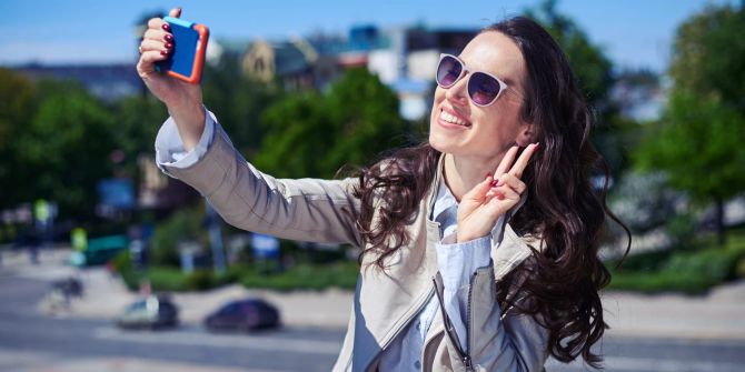 Glückliche Frau macht Selfie