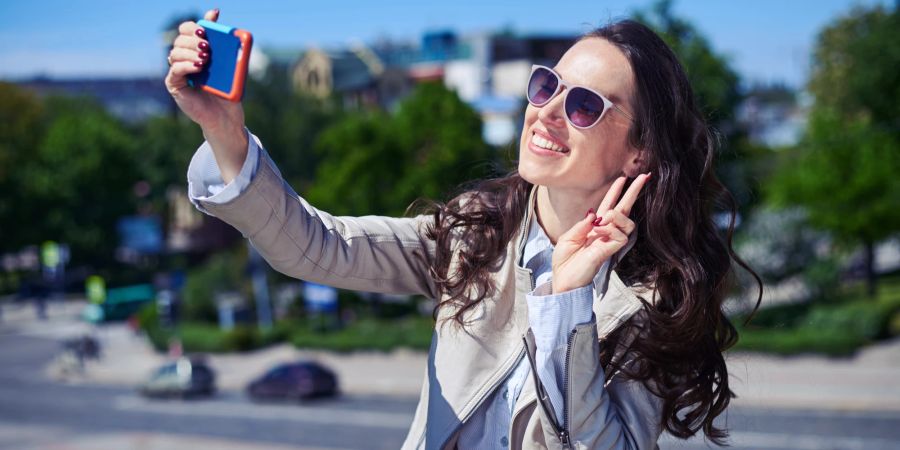 Glückliche Frau macht Selfie