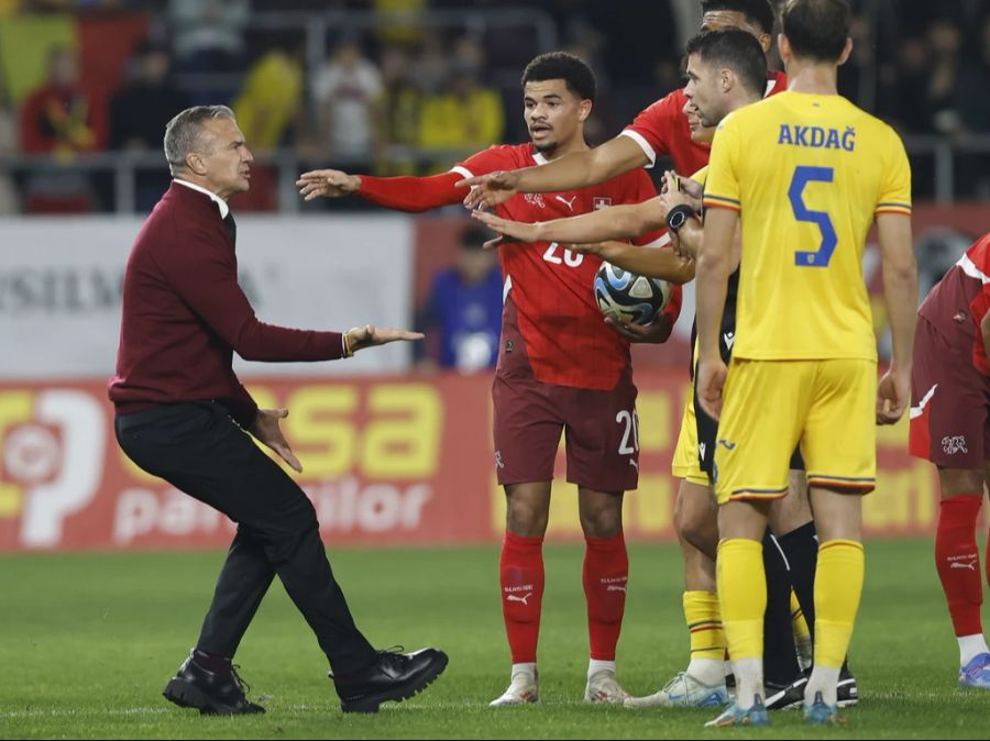 In der 28. Minute rennt Rumänien-Trainer Daniel Pancu auf das Spielfeld.