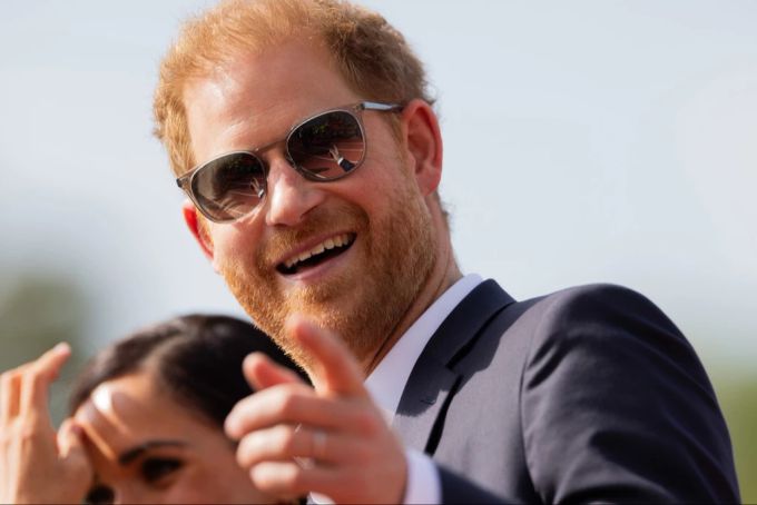 Die stylische Sonnenbrille wird Prinz Harry dann wohl im sonnigen Portugal häufiger brauchen. Harry