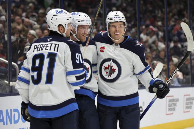 Nikolaj Ehlers (Mitte) lässt sich in der NHL für seinen Hattrick feiern. NHL