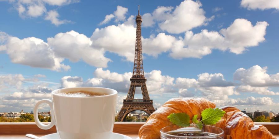 Blick auf Eifelturm und Cafe mit Croissant