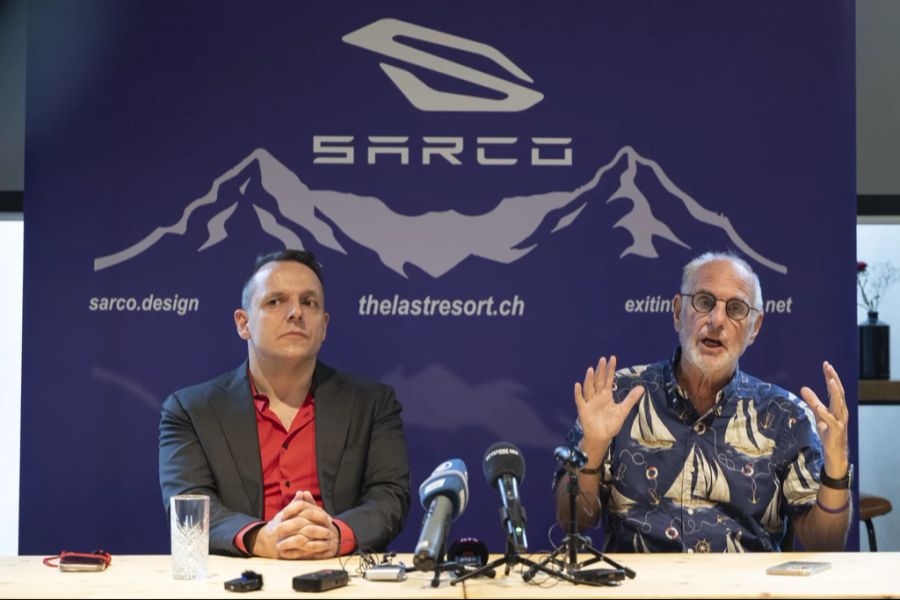 Der Sarco-Erfinder Philip Nitschke (rechts) hat sich bewusst für die Schweiz entschieden.