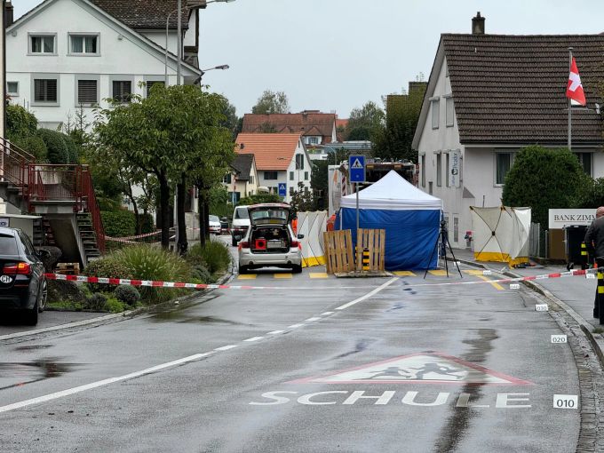 In Oberrieden ZH ereignete sich ein verheerender Unfall. Ein fünfjähriges Mädchen wurde dabei tödlich verletzt. Unfall Oberrieden