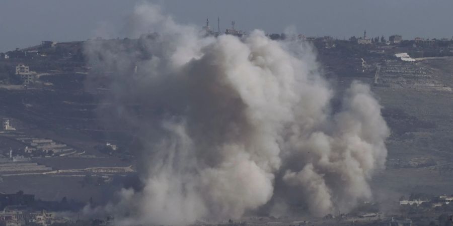 Rauch steigt nach einem israelischen Bombardement im Südlibanon auf. (Archivbild)