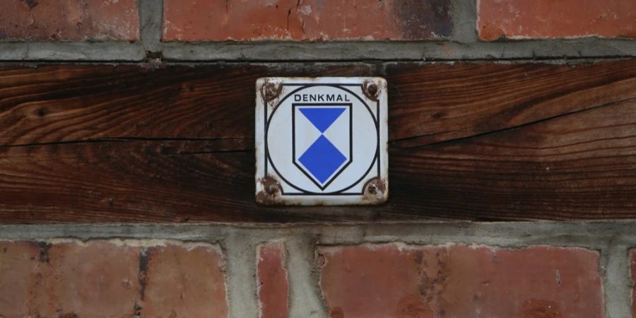 Hauswand Denkmalplakette