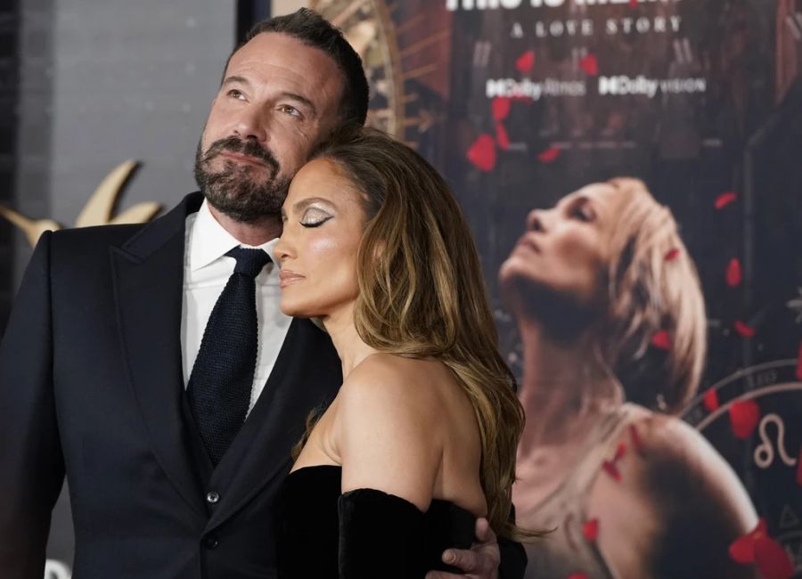 Eine der letzten romantischen Aufnahmen diesen Jahres: J.Lo schmiegt sich an ihren Affleck. (Archivbild)