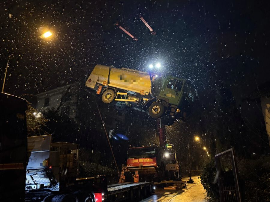 Das Fahrzeug wurde mit einem Kran geborgen.