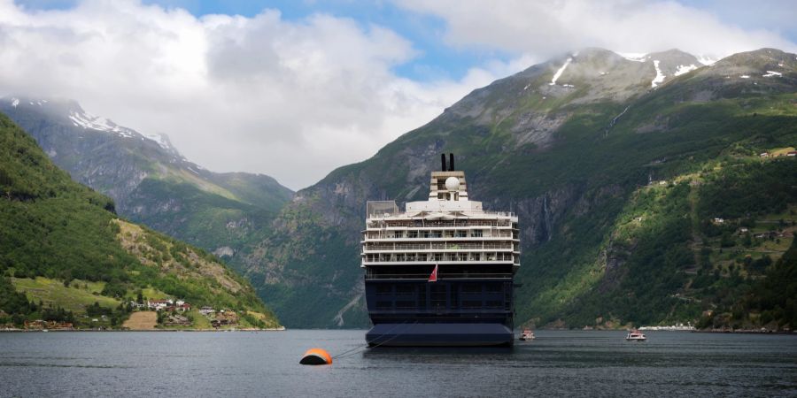 Hurtigruten im Fjord, Norwegen.