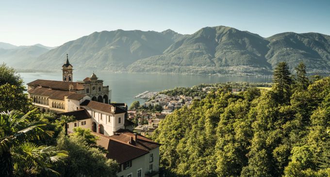 Das Tessin ist heute ein beliebtes Ausflugsziel. Im Bild: Kirche Madonna del Sasso mit Sicht auf Locarno und Lago Maggiore, Orselina. Kirche Madonna del Sasso