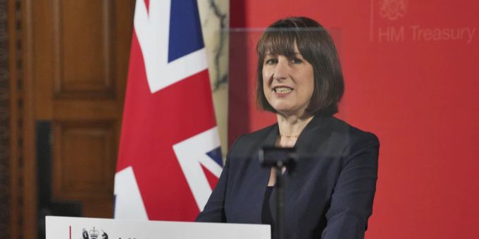 Rachel Reeves fühlt sich mit dem Pissoir in ihrem Büro nicht wohl. (Archivbild) britische Finanzministerin Pissoir