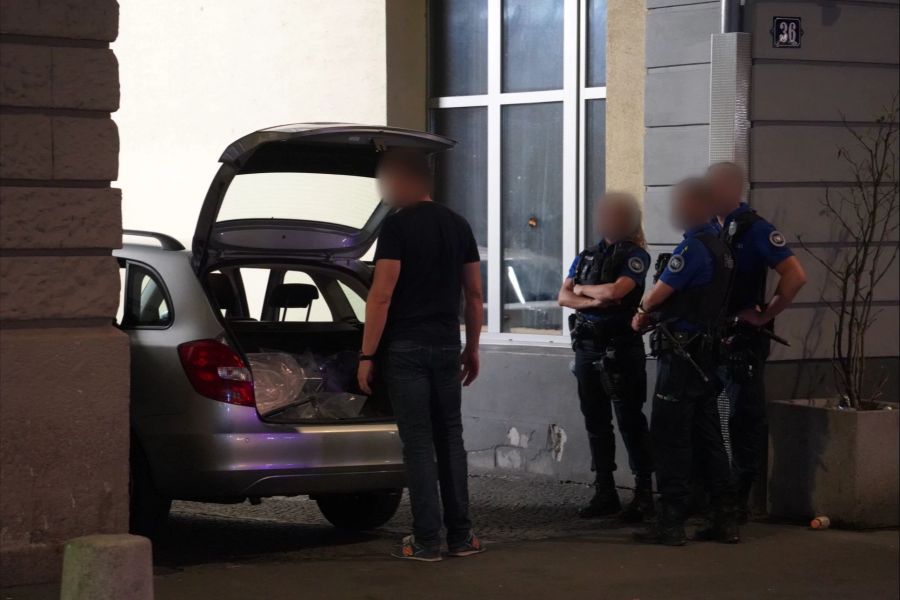 Die Polizei beschlagnahmt Gegenstände bei einer Razzia im Langstrassenquartier.