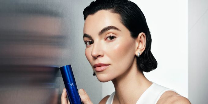 Die Skin Infusion nutzt den patentierten Advanced TFC8®-Komplex, der über 30 Jahre wissenschaftlicher Forschung basiert und die natürliche Zellerneuerung der Haut fördert. Model mit Augustinus Bader Skin Infusion Creme Tigel.