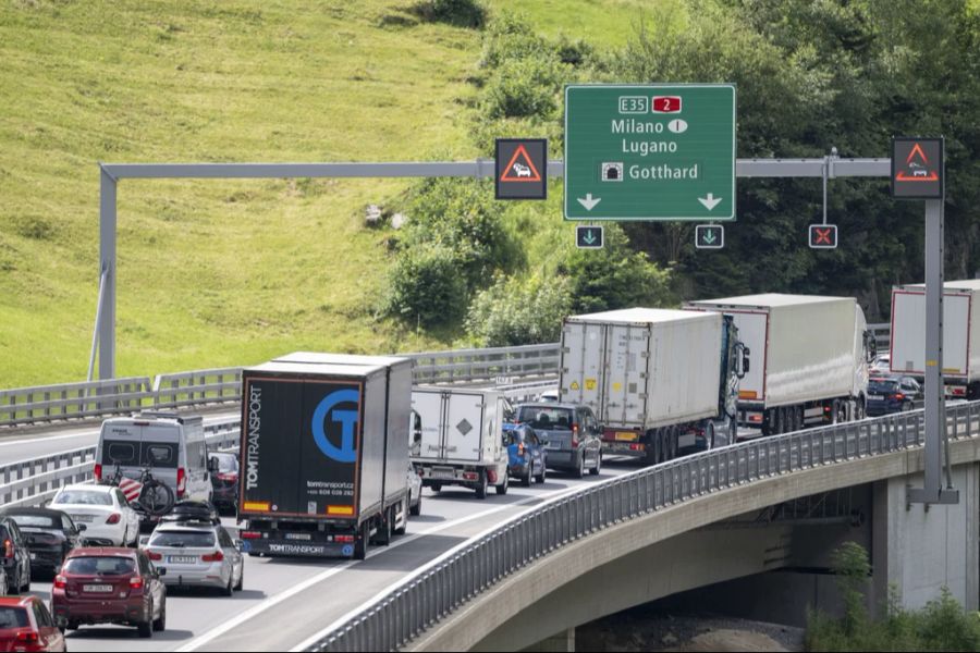 Besonders an den Feiertagen im Frühling und in den Sommerferien wollen alle in den Süden. Das führt zu langen Staus.