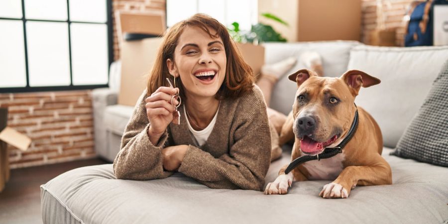 Frau mit Hund auf Sofa