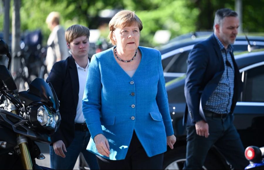 Bei ihren Auftritten brachte Merkel jeweils ein wenig Farbe ins Spiel.