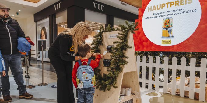 Der interaktive XXL-Adventskalender im Emmen Center erfreut die grossen und kleinen Besucher. Bild Emmen Center
