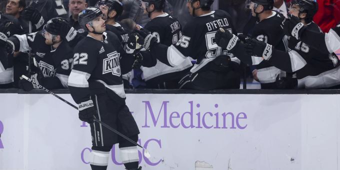 Kevin Fiala feiert sein Tor gegen Winnipeg in der NHL. NHL