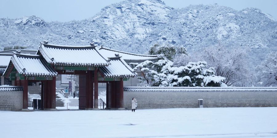 Die koreanische Wetterbehörde erwartet, dass die Schnee- und Regenfälle noch bis Donnerstagmittag Ortszeit anhalten werden.