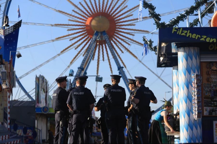 Alleine in den ersten fünf Tagen der diesjährigen Wiesn verzeichnet die Polizei einen Fall von Upskirting und die Vergewaltigung einer 22-jährigen Frau.