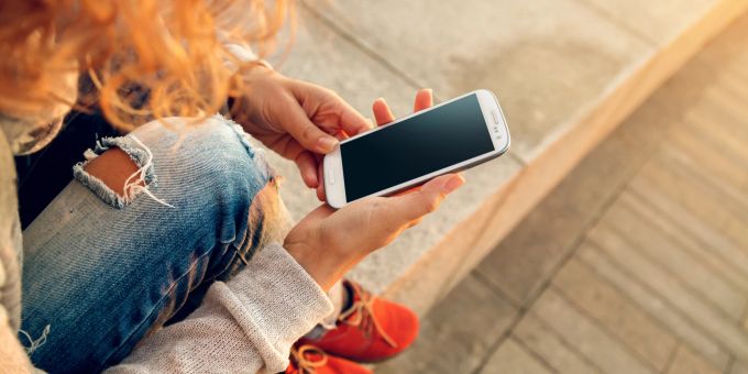 Die meisten von uns kennen es: Man hatte ein erstes Date und danach herrscht Funkstille. Woran das liegen kann, erfahren Sie hier. Frau mit Handy