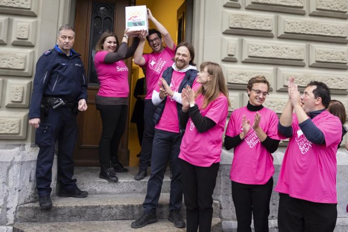 Das Initiativkomitee der Service-Citoyen-Initiative – hier bei der Einreichung der gültigen Unterschriften – war Auslöser für die Untersuchung gegen Incop Suisse. Service citoyen Initiative Incop