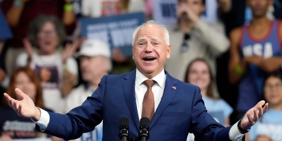 Auf dem Weg zu einer Wahlkampfkungebung geriet die Wagekolonne des Demokraten Tim Walz in einen Unfall. Der 60-Jährige wurde nicht verletzt. (Archivbild)