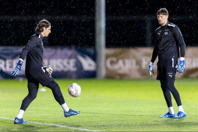 Yann Sommer macht seinen Platz in der Schweizer Nati frei, Gregor Kobel übernimmt. Schweizer Nati