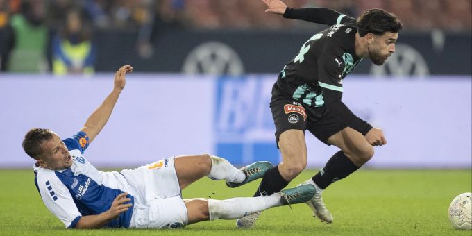 Amir Abrashi (links) im Zweikampf mit St.Gallens Bastien Toma. GC FCSG Noten