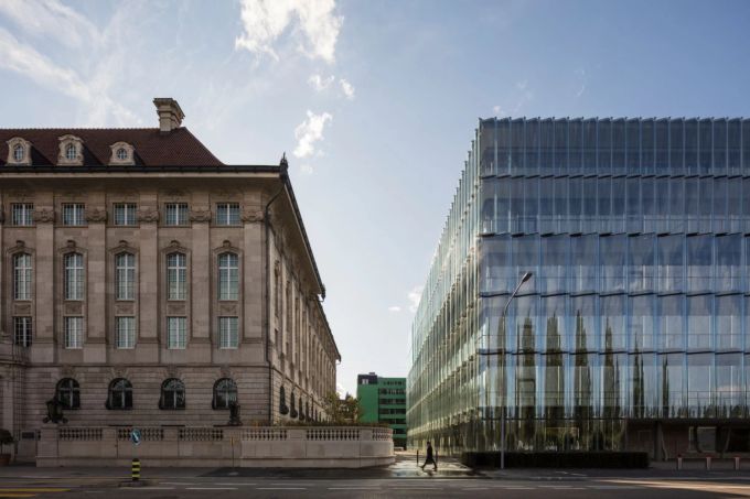 Swiss Re musste seine Prognose nach unten korrigieren. (Symbolbild) Swiss Re Gebäude Zürich