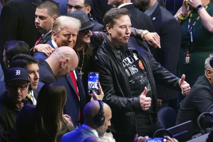 Der designierte US-Präsident Donald Trump, Sänger Kid Rock und Unternehmer Elon Musk beim Besuch eines Käfigkampfes am 16. November in New York. Trump Musk Pläne