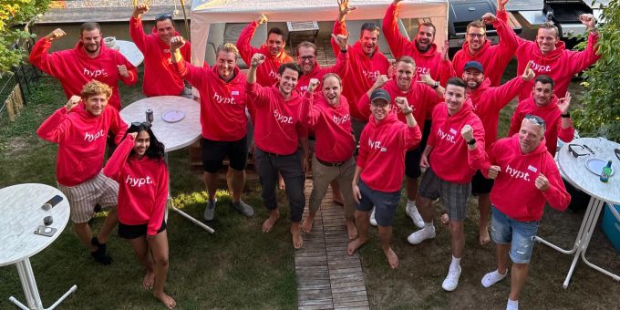 Die Co-Founder Tobias Wegmüller, Pascal Sollberger, Roger Ellenberger und die Hypateers. Startup
